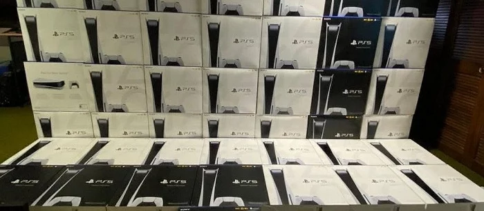 Парень заработал 40 тысяч долларов за неделю на перепродаже PS5. И это лишь малая часть его консолей