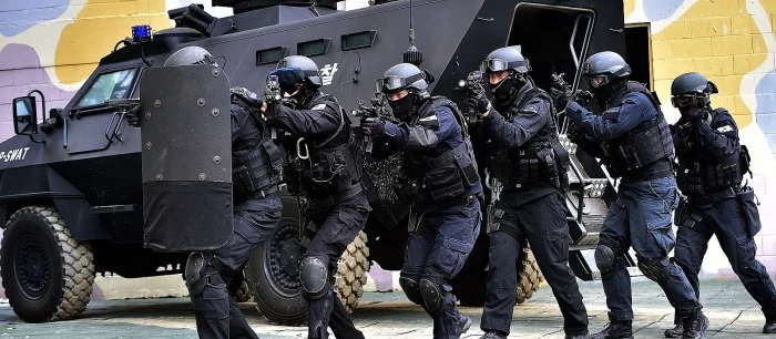 Популярный стример пережил штурм спецназа, пока играл в Minecraft — видео