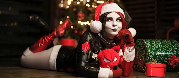 Самый новогодний косплей: сильная и независимая Ада Вонг, Тифа Локхарт в бикини, веселая Харли Квинн и прекрасные Чёрные кошки