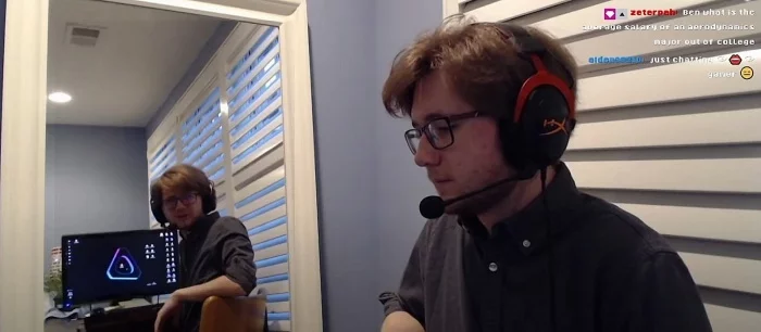 Стример хотел запустить Minecraft, но с ним заговорило отражение в зеркале — видео