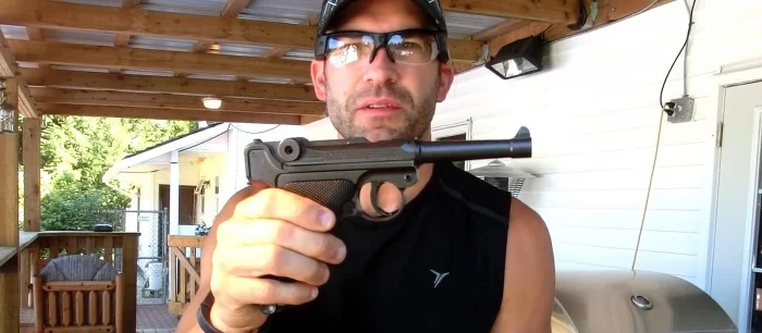 Стример по Call of Duty разрядил пистолет в окно после поражения на Twitch-трансляции