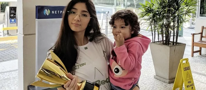 Twitch раскритиковали за несправедливый бан киберспортсменки. Его выдали из-за ребенка