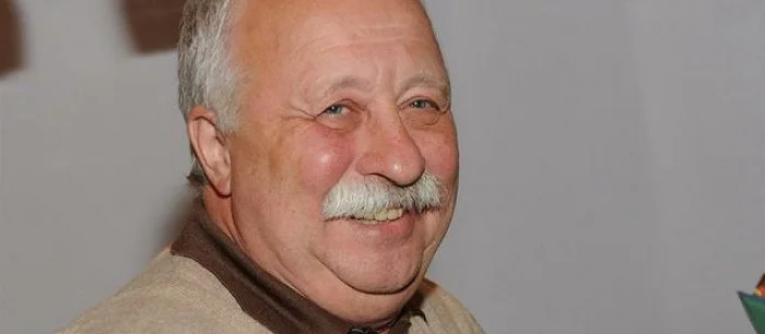 В новой серии Марио с Якубовичем герой гоняет на автомобиле, даёт взятку и ест арбуз (видео)