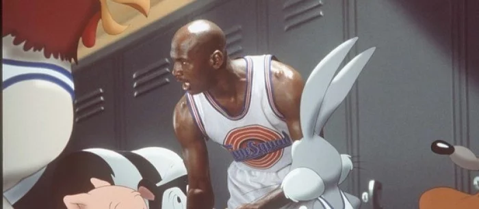 HBO Max показал несколько кадров из продолжения легендарного фильма с участием Майкла Джордана и мультяшек
