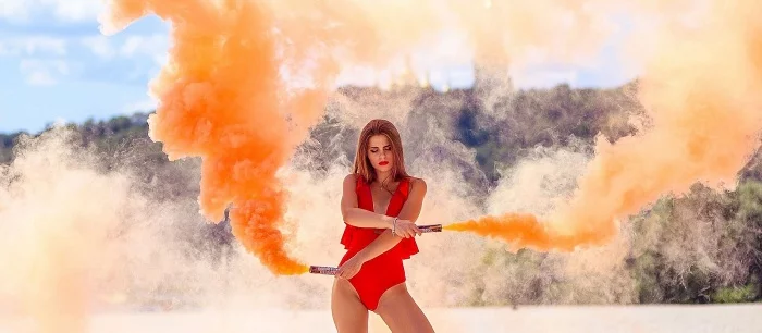 Стример напугал свою девушку, взорвав в ее руке дымовую шашку. Пранк настолько удался, что в ход пошел огнетушитель