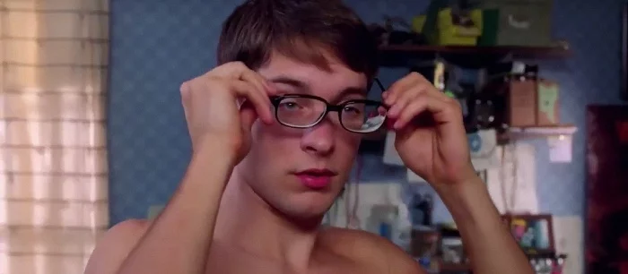 Том Холланд очень похож на Тоби Магуайра из «Человека-паука» в трейлере фильма «Черри». Так считают фанаты актера