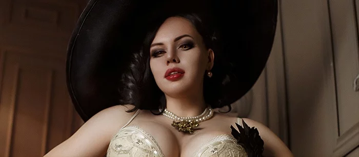 Девушка с большой грудью показала «идеальный» косплей леди Димитреску из Resident Evil. Она огромная и давит Итана