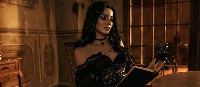 Самый яркий косплей недели: мокрая Ада Вонг, азартная картёжница Йеннифэр и горячая леди Димитреску