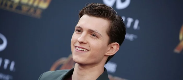 Том Холланд снял штаны и создал новый тренд. К актеру присоединился режиссер «Мстителей» — фото