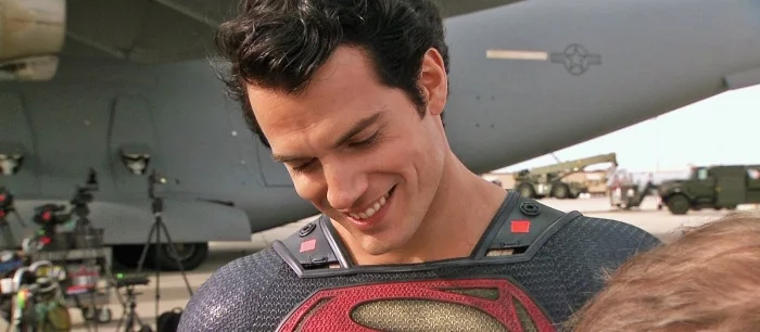 Генри Кавилл поздравил Зака Снайдера с выходом «Лиги справедливости» и показал фотографии накаченного Супермена со съемок