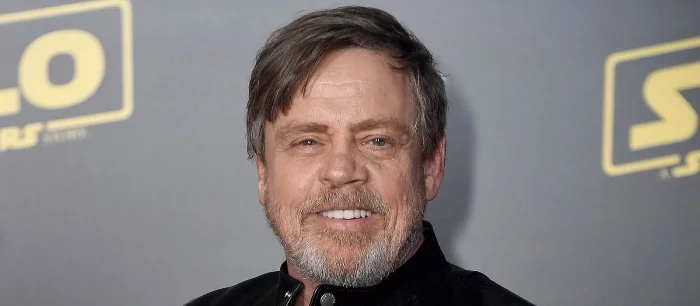 Марк Хэмилл вспомнил кринжовый мем из «Звездных войн». Актеру стыдно за фото Люка со световым мечом