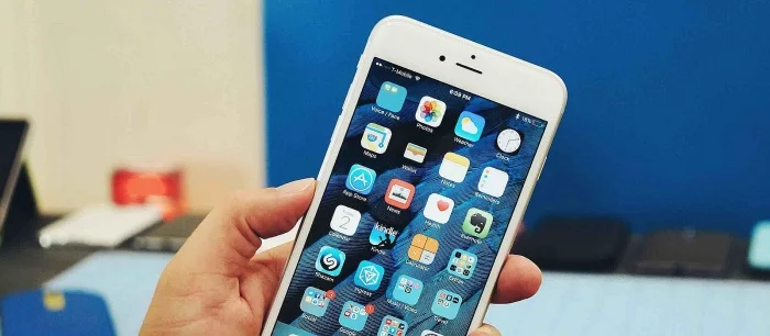 Мужчина заказал айфон, а вместо этого ему прислали письменный стол в виде смартфона — фото