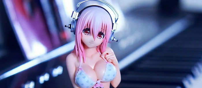 Стример в шутку занялся «сексом» с фигуркой анимешной девушки. Twitch сразу его забанил — видео