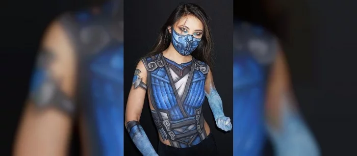 Девушка на голом теле рисует костюмы героев Mortal Kombat. Эд Бун в восторге от косплея Саб-Зиро и Скорпиона