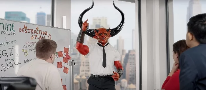 Райан Рейнольдс показал смешную рекламу с Сатаной. В ней он показывает свою работу мечты