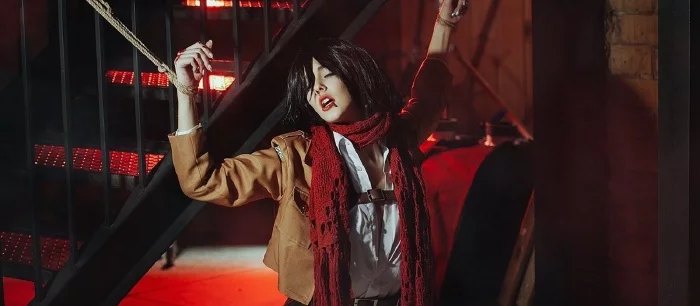 Самый сексуальный косплей на Микасу Аккерман из «Атаки на титанов»: от раздевания персонажа до связывания