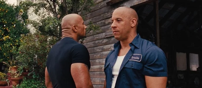 Сцена из «Форсажа 6» сломала людям мозг. Дуэйн Джонсон и Вин Дизель выглядят как дети-переростки, и у зрителей есть пара теорий