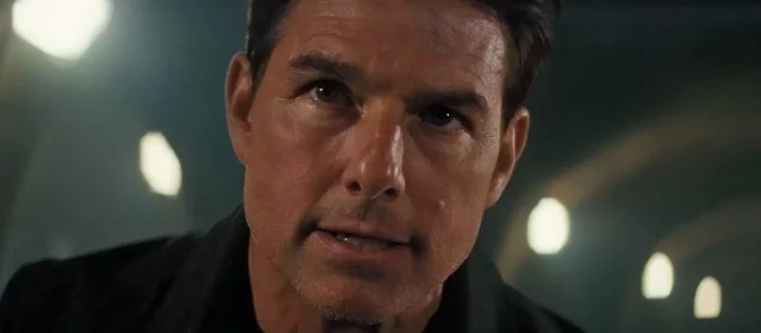 Том Круз повис на движущемся поезде на фото со съёмок «Миссия: невыполнима 7». Это новый сумасшедший трюк актёра