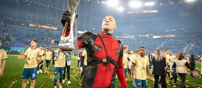 Футболист Артем Дзюба переоделся в Дэдпула на Чемпионате России. Райан Рейнольдс оценил