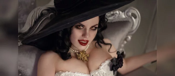 Девушки из России показали жестокий сексуальный косплей Димитреску и дочерей из Resident Evil. Итану не поздоровилось