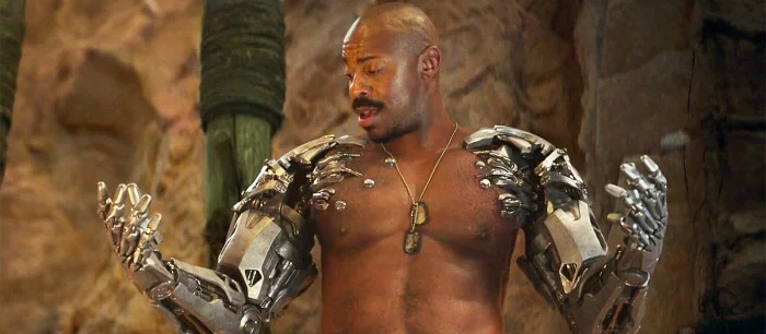 Художник фильма «Мортал Комбат» показал, как еще мог выглядеть Джакс. Его руки могли быть совсем другими