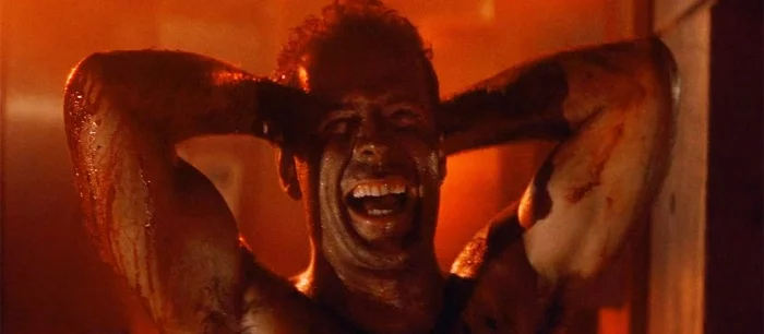 Игрок повторил знаменитую сцену из «Крепкого орешка» в Call of Duty и сравнил ее с фильмом