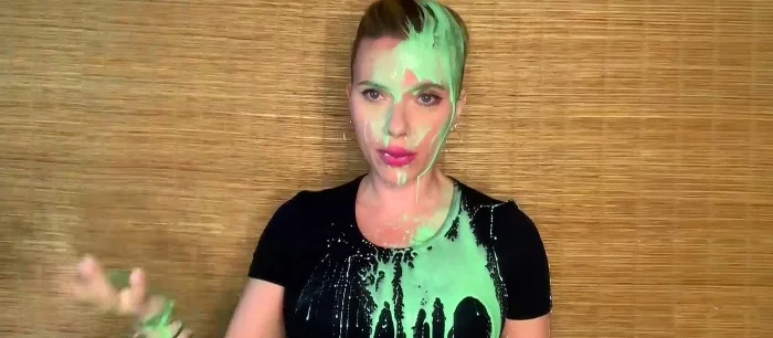 «Какого ***?!»: Скарлетт Йоханссон неожиданно облили зелёной жидкостью в собственном доме