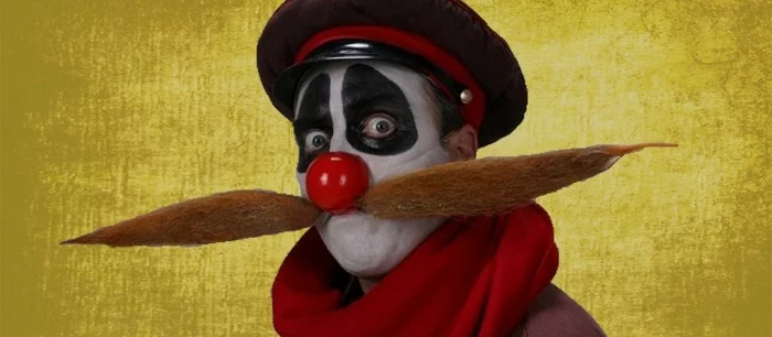 LEGO для взрослых: «Деревню дураков» из шоу «Каламбур» представили в виде игрушек. Есть самогон и медведь