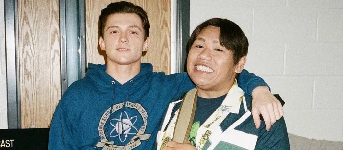 Звезда «Человека-паука: Нет пути домой» показал новые фотографии с Томом Холландом со съёмок. Их сделала Зендая