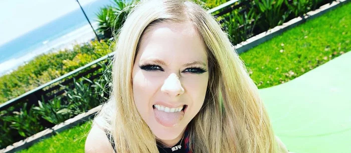 12 млн просмотров и 2,9 млн лайков всего за день — Аврил Лавин взрывает TikTok своим первым роликом с Тони Хоуком
