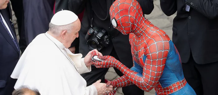 Человек-паук встретился с Папой Римским (фото, видео)