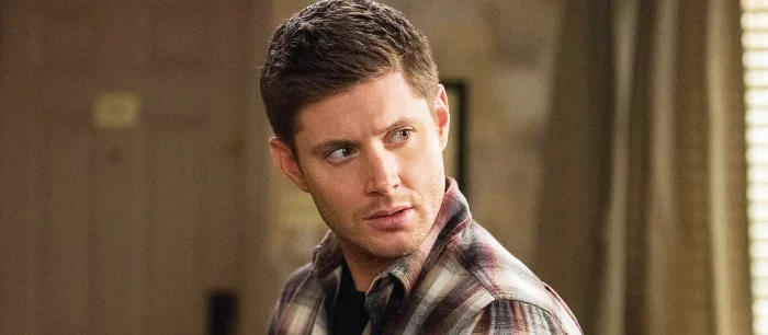 Дженсен Эклс показал, как качается для роли супергероя в 3 сезоне «Пацанов», и засветил свой костюм