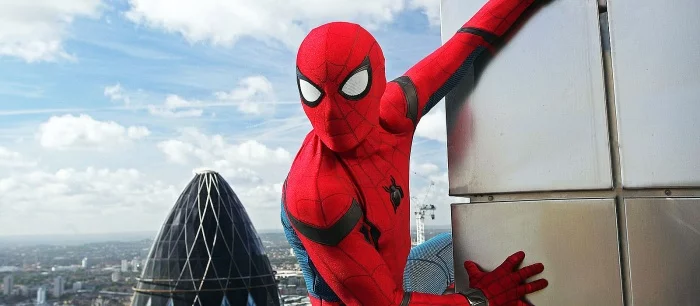 Геймер воссоздал арт Человека-паука в Minecraft. Его работу оценили 8 тыс человек и он попал в топ Reddit