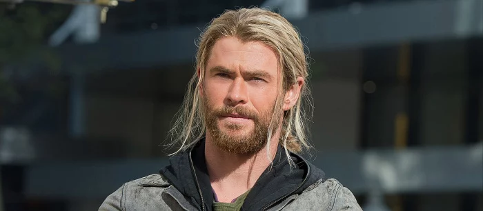 Крис Хемсворт затроллил Криса Эванса в его день рождения, показав фото со съемок «Тора 4»