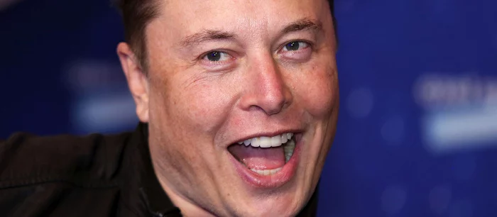 Мама Илона Маска показала, как ее сын выглядел 50 лет назад. Без мемов и шуток не обошлось