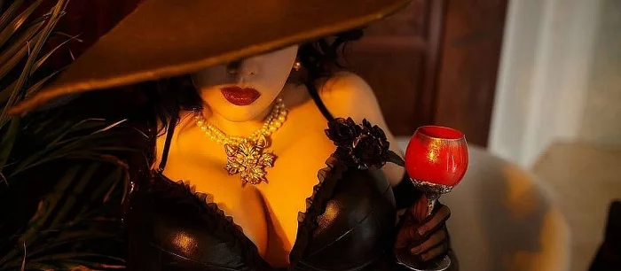 Россиянка с большой грудью показала термоядерный косплей Альсины Димитреску