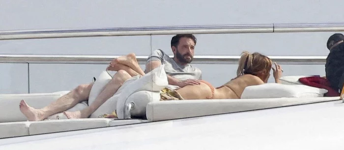 Бен Аффлек снова показал интернету, как нужно грустить. Отдыхающий на яхте актер стал героем мемов