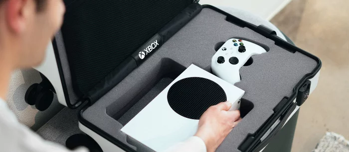 Microsoft выпустила фирменный чемодан для перевозки Xbox Series S в дизайне самой консоли