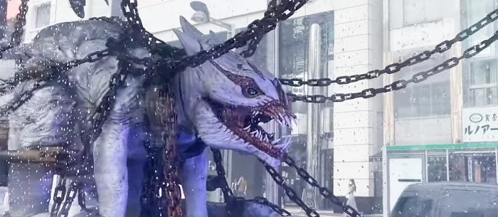 Монстра-инопланетянина заметили на улицах Токио. Так Amazon рекламирует боевик «Война будущего»