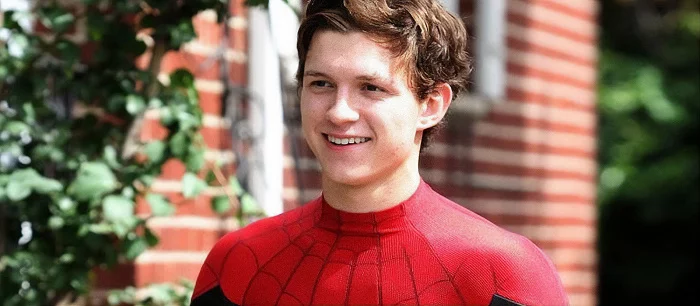 Показали костюм Тома Холланда в «Человек-паук: Нет пути домой». Он с позолотой