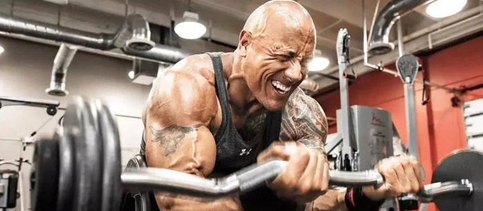 Скала показал свое мускулистое тело за несколько минут до «очень крутой» сцены в «Черном Адаме»