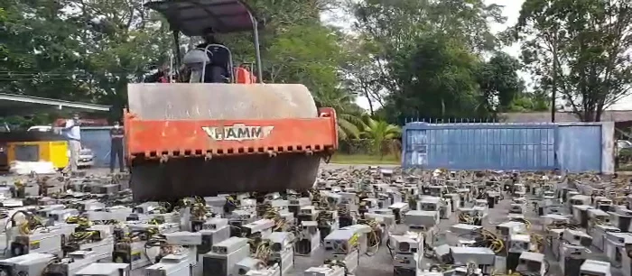 В Малайзии катком раздавили свыше 1000 устройств для майнинга криптовалюты на более чем 118 миллионов рублей (видео)