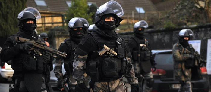 Вооружённые полицейские в прямом эфире ворвались к стримеру домой