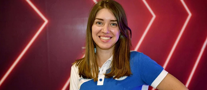 Чемпионку Олимпийских игр с медальоном из «Ведьмака» встретили в Омске песней из сериала The Witcher