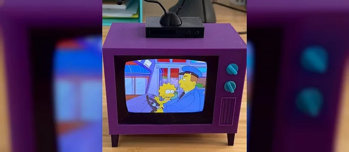 Фанат собрал работающий телевизор из «Симпсонов», по которому показывают «Симпсонов»