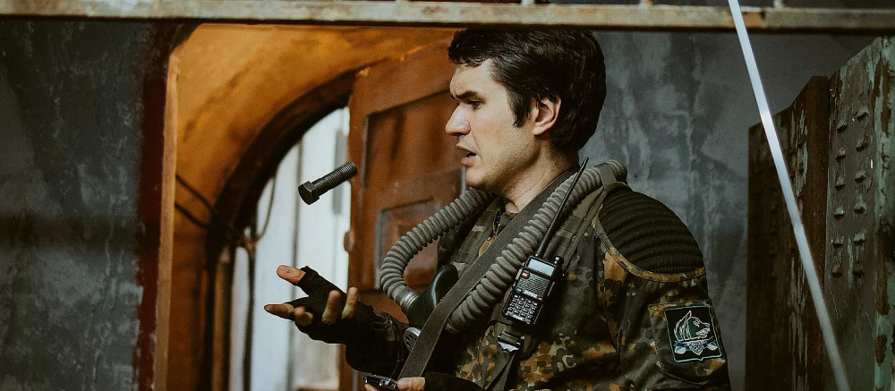 BadComedian переоделся в сталкера и взял заказ у Сидоровича в обзоре фильма «Чернобыль». Авторы игры оценили