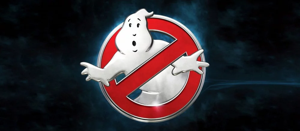 На постерах новых «Охотников за привидениями» показали главных героев и культовый автомобиль