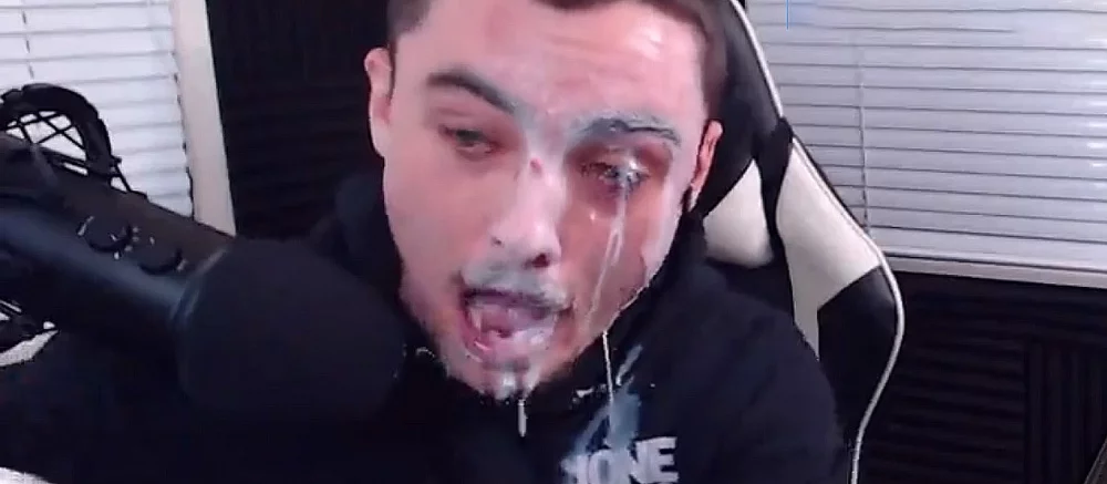 Стримеру пришлось умываться молоком: он съел жутко острый перец и сыграл самую сложную песню в Guitar Hero