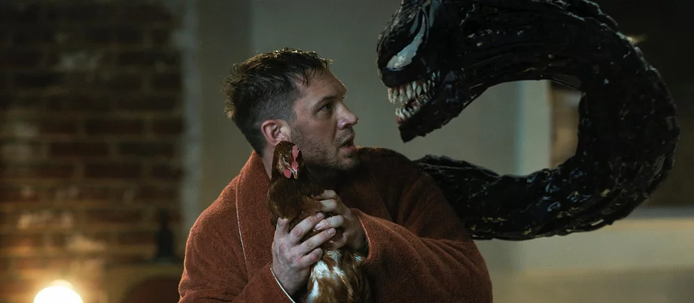 Том Харди гладит симбиота: Sony показала забавное фото со съемок «Венома 2»