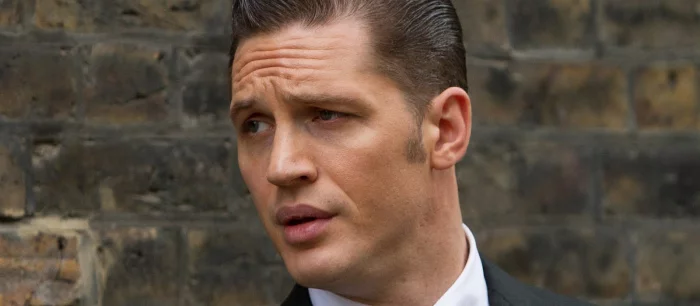 В сети показали, как Том Харди выглядел бы в роли Джеймса Бонда, если бы им заменили Дэниела Крейга